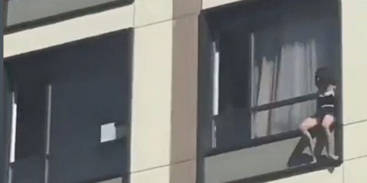 Video/ 27-vjeçarja ndërmerr aktin ekstrem, hidhet nga kati i 15 dhe bie mbi karrocën me fëmijë