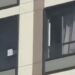 Video/ 27-vjeçarja ndërmerr aktin ekstrem, hidhet nga kati i 15 dhe bie mbi karrocën me fëmijë