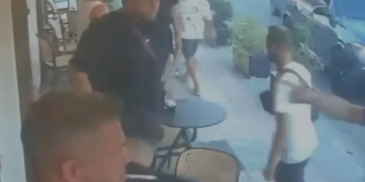 Video/ Dy të rinj me kallashnikov e pistoletë në lokal kërcënojnë dhe dhunojnë një person në Shkodër