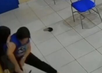 Video/ Pamje të rënda në shkollë, nxënësja sulmon me thikë mësuesen pasi nuk ishte dakord me notën