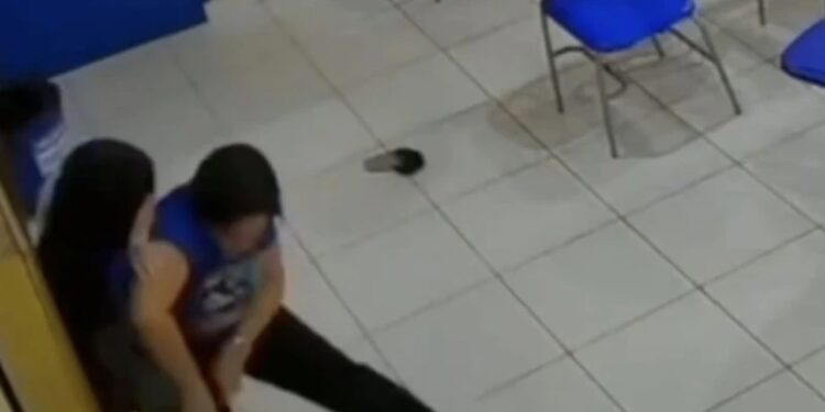 Video/ Pamje të rënda në shkollë, nxënësja sulmon me thikë mësuesen pasi nuk ishte dakord me notën