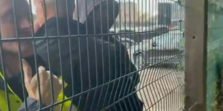 Video/ Pas humbjes Broja përplaset me tifozin, sulmuesi: Kam qenë jashtë për një vit