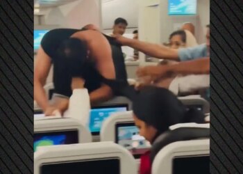 Video: Përleshje e dhunshme në fluturimin nga Bangladeshi për në Londër, pasagjerët luftojnë