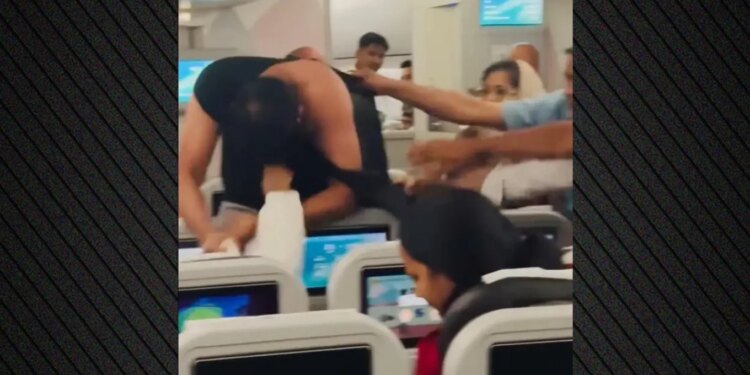 Video: Përleshje e dhunshme në fluturimin nga Bangladeshi për në Londër, pasagjerët luftojnë