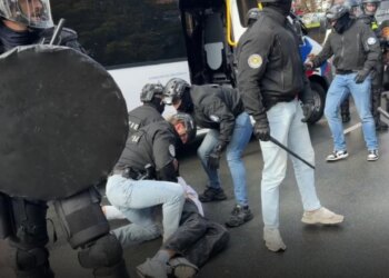 Video/ Tension jashtë Gjykatës Speciale në Hagë, shqiptarët përplasen me policinë; disa shoqërohen