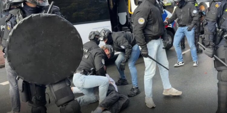 Video/ Tension jashtë Gjykatës Speciale në Hagë, shqiptarët përplasen me policinë; disa shoqërohen