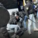 Video/ Tension jashtë Gjykatës Speciale në Hagë, shqiptarët përplasen me policinë; disa shoqërohen