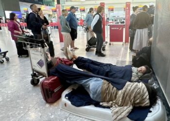 Vonesa dhe ndërprerje në fluturimet e disa aeroporteve britanike
