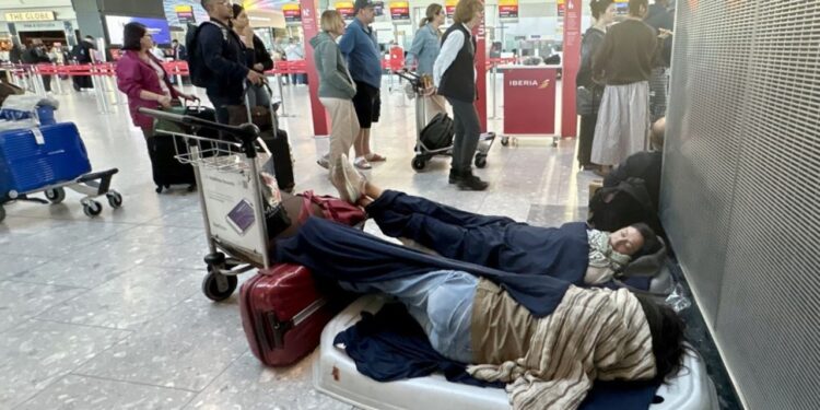 Vonesa dhe ndërprerje në fluturimet e disa aeroporteve britanike