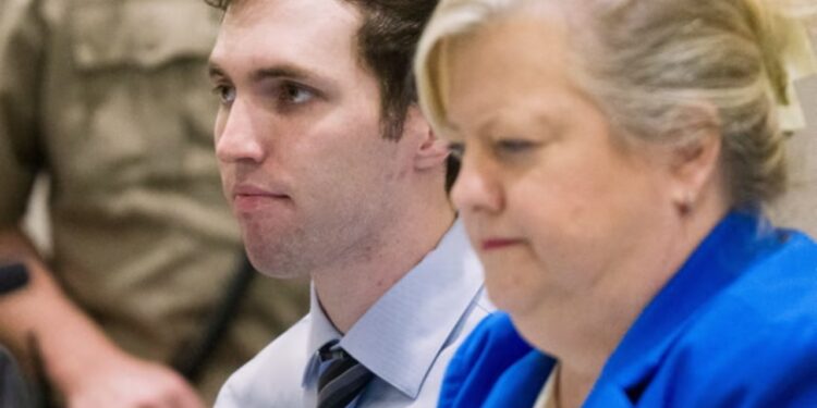 Vrasësi i dyshuar i Charlie Kirk del përpara gjykatës; prokurorët kërkojnë dënimin me vdekje, 23-vjeçari hesht