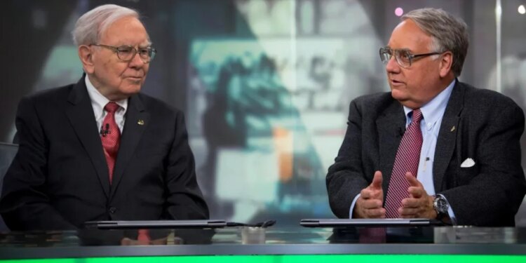 Warren Buffett largohet si kryetar i Berkshire Hathaway; drejtimin merr djali i tij