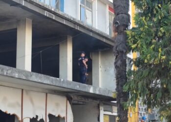 Zjarr në godinën e zyrave të Bashkisë Fier dhe selive PD e PL; zjarrfikësit parandalojnë përhapjen e flakëve