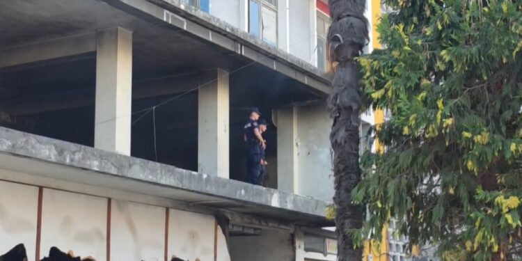 Zjarr në godinën e zyrave të Bashkisë Fier dhe selive PD e PL; zjarrfikësit parandalojnë përhapjen e flakëve