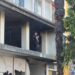 Zjarr në godinën e zyrave të Bashkisë Fier dhe selive PD e PL; zjarrfikësit parandalojnë përhapjen e flakëve