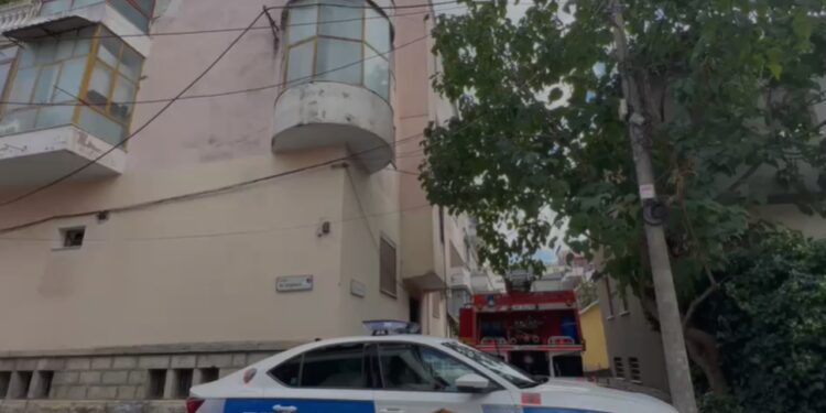 Zjarr në një banesë në Korçë, dyshohet se shkaktoi bombola e gazit