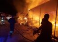 Zjarr në zonën e Syrit të Kaltër: katër kioska tregtare shkrumbohen, dyshimet e para
