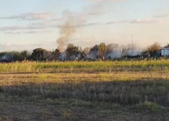 Zjarr përhapet në Ndërnenas, rrezikohen serat dhe stallat