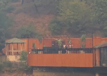 Zjarri në Qafën e Koshovicës, pronarja kërkon ndërhyrje ajrore: Po na digjet mundi i një jete
