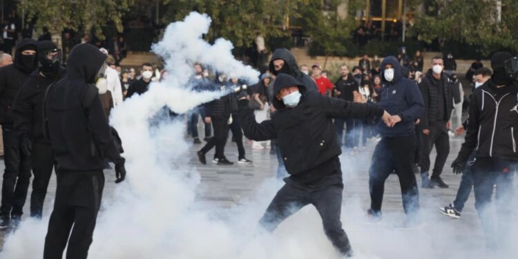 13 të plagosur në protestë, protestuesi me dëmtime në sy jashtë rrezikut për jetën, përfshirë efektivë policie