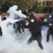 13 të plagosur në protestë, protestuesi me dëmtime në sy jashtë rrezikut për jetën, përfshirë efektivë policie