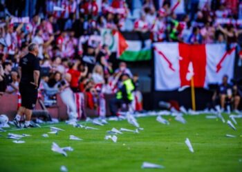 Aeroplanë letre dhe objekte në fushë, revolta e tifozëve ndalon futbollin