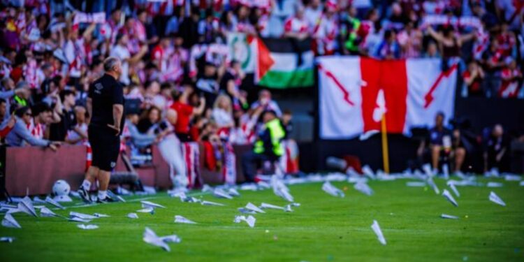 Aeroplanë letre dhe objekte në fushë, revolta e tifozëve ndalon futbollin