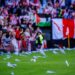 Aeroplanë letre dhe objekte në fushë, revolta e tifozëve ndalon futbollin