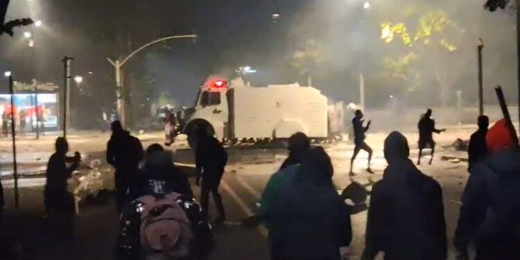 Agravon situata: Policia ndërhyn për të shpërndarë protestuesit në qendër të Tiranës, tubuesit përgjigjen me gurë