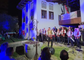 Ahengu shkodran bashkon brezat: Nga 7 në mbi 80 vjeç, këngëtarët sjellin traditën në oborrin muzeut Oso Kuka
