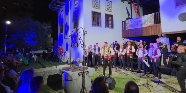 Ahengu shkodran bashkon brezat: Nga 7 në mbi 80 vjeç, këngëtarët sjellin traditën në oborrin muzeut Oso Kuka