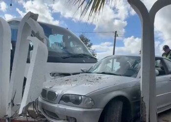 Aksident: autobusi përplaset me BMW-në dhe përfundon në murin e një biznesi në Barbullinjë të Lushnjës
