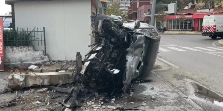 Aksident horror në Lezhë: Benzi del nga rruga, godet objektet anësore dhe përmbyset; drejtuesi plagoset