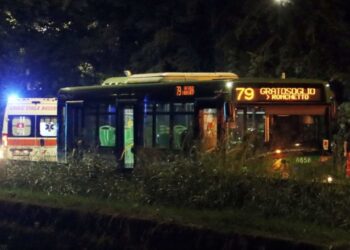 Aksident i frikshëm në Milano: Autobusi i linjës përplaset me një makinë, plagosen shtatë