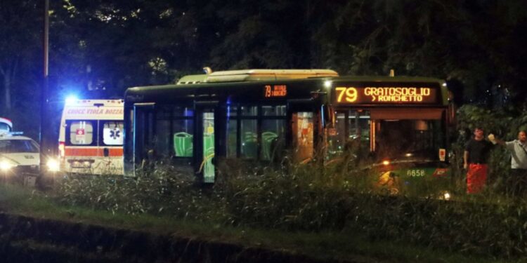 Aksident i frikshëm në Milano: Autobusi i linjës përplaset me një makinë, plagosen shtatë