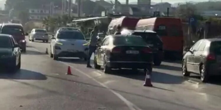 Aksident në Fier: makina përplas këmbësoren, e dërgojnë me ambulancë në spital