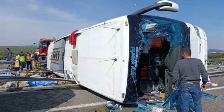 Aksident në Turqi: Autobus turistik përplaset me kamion, 11 vdekje dhe 27 të plagosur