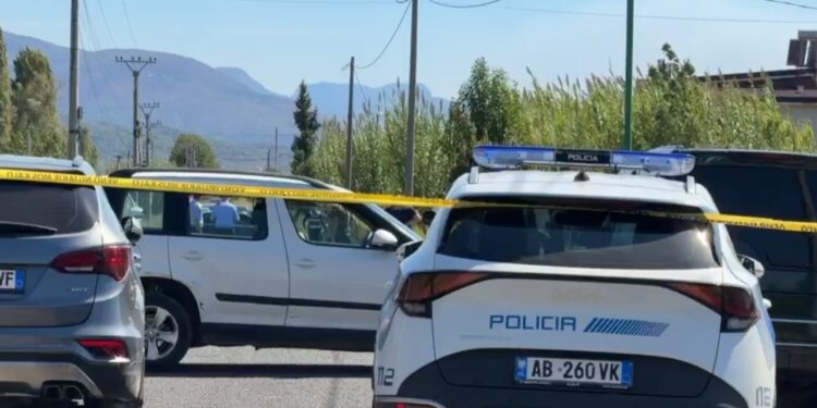 Aksident në Vlorë: Përplasen dy makina te Tregu i Frutave, një person në spital