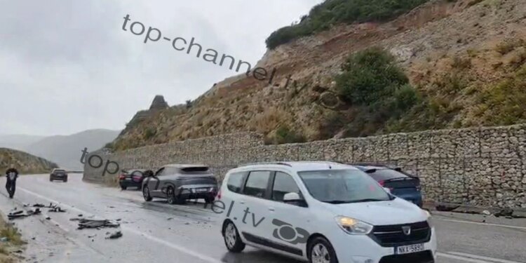 Aksident në aksin Levan-Tepelenë: Audi del nga rruga, plagosen nënë e bijë