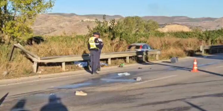 Aksident në hyrje të Korçës pas mbylljes së shërbimit të policit, viktima 60-vjeçar, efektivi në reanimacion