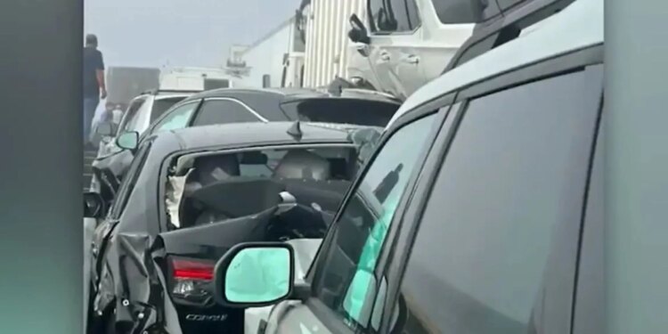 Aksident zinxhir në SHBA: 69 makina përplasen në autostradë, shkak mjegulla e dendur që kufizoi fushëpamjen e shoferëve