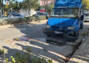 Aksidenti i dytë brenda pak ditësh në Sheq të Madh, përsëri dëmtohet një shtyllë; banorët kërkojnë kufizues shpejtësie