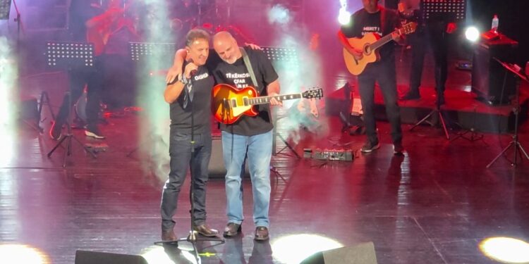 Akullthyesit rikthehen në skenë — Pas 25 vitesh grupi i rrokut vjen në Elbasan me koncert që bashkon brezat