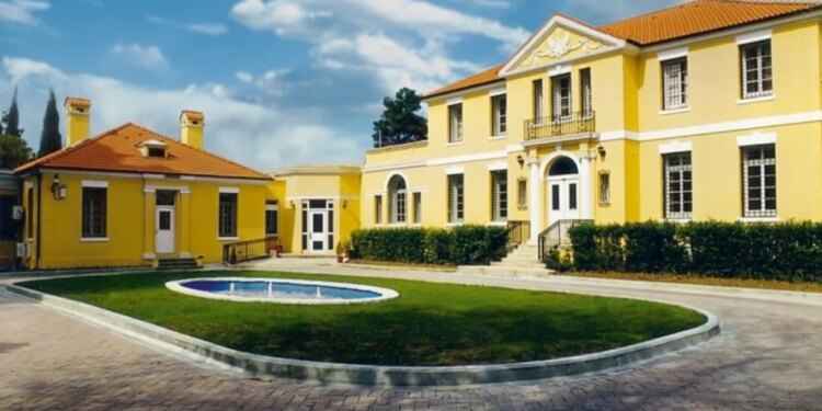 Ambasada Amerikane apelon: Shmangni zonat pranë institucioneve qeveritare gjatë protestës së shtunës në Tiranë