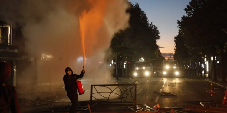 Ambasada amerikane reagon për protestën e dhunshme në Tiranë, thirrje shtetasve: Shmangni demonstratat