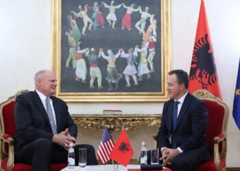 Ambasadori amerikan Wendt viziton Kuvendin, i pritur nga Niko Peleshi; partneriteti strategjik dhe miqësia Shqipëri-SHBA vijojnë të forcohen
