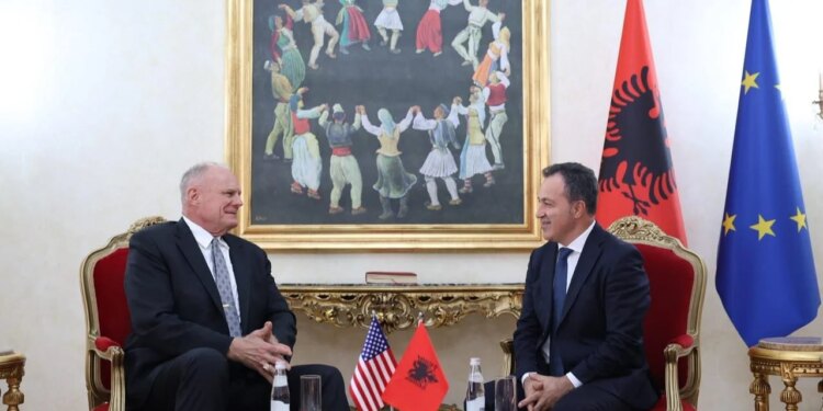 Ambasadori amerikan Wendt viziton Kuvendin, i pritur nga Niko Peleshi; partneriteti strategjik dhe miqësia Shqipëri-SHBA vijojnë të forcohen