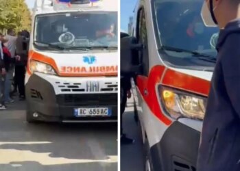 Ambulanca mbërrin për të marrë gazetaren e lënduar nga gurët; protestuesit mosbesues hapin dyert për kontroll gazit lotsjellës
