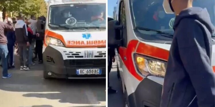Ambulanca mbërrin për të marrë gazetaren e lënduar nga gurët; protestuesit mosbesues hapin dyert për kontroll gazit lotsjellës