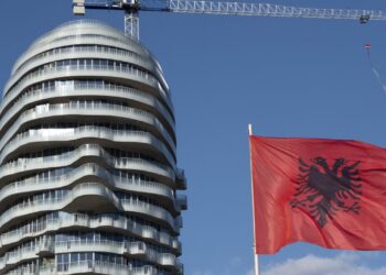 Analiza e The Guardian: Arkitektët yje, shkoni në shtëpi — e vërteta pas bumit të ndërtimeve në Shqipëri