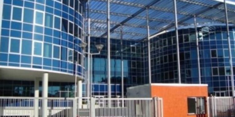 Antoneta Malo, e dënuar mbi 6 vjet për mashtrime call center, kërkon shtyrje dënimi për fëmijët e mitur